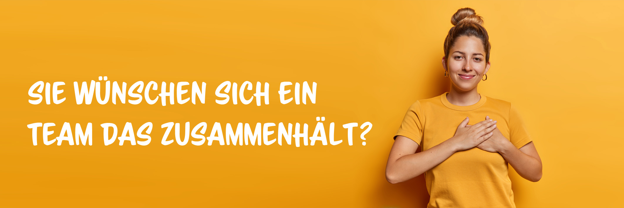 Frau hält hand aufs herz Stellvertretende Pflegedienstleitung